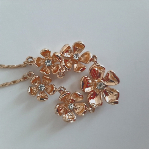 Gold Necklace - Picture 4 of 7